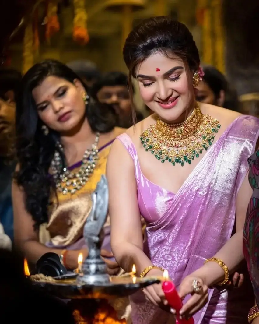 beautiful indian actress honey rose images in violet saree